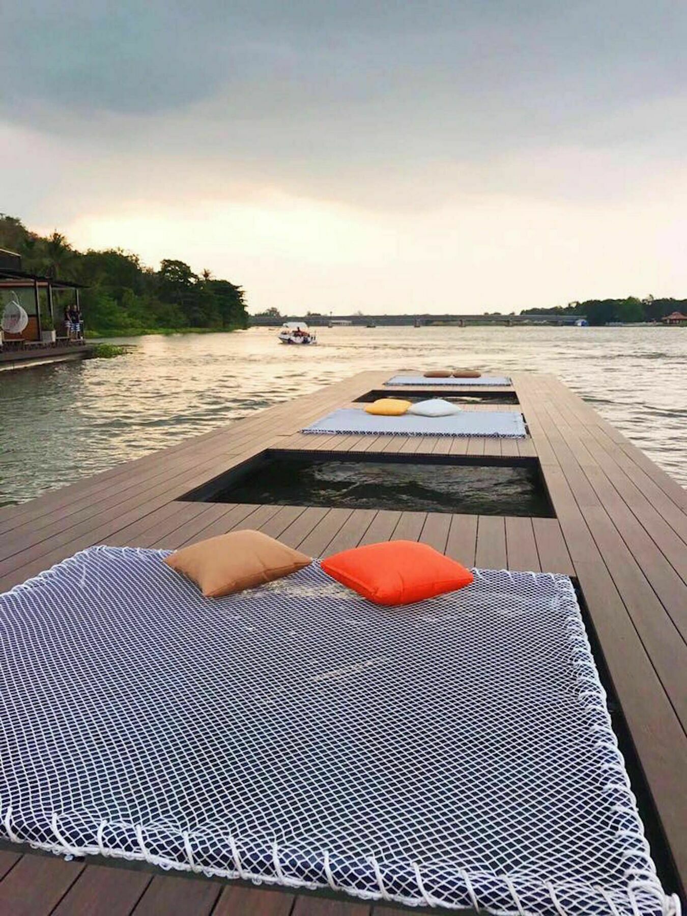 Blue Sky Raft At Kanchanaburi Ngoại thất bức ảnh